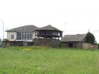 Maison à Valdés. Casona asturiana de piedra, hórreo, anexos y parcela cerca costa