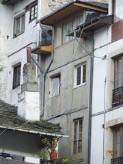 Casa a Valdés. Edificio de 3 plantas y bajo en el centro.