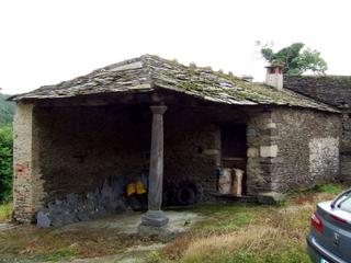 Casa a Navia. Casona asturiana de piedra para restaurar con panera y finca