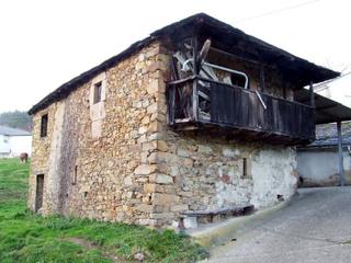 Maison à Valdés. Casa de piedra para restaurar totalmente.