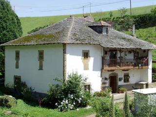 Casa a Valdés. Bonita casa asturiana de piedra con parcela de 1050 m2.