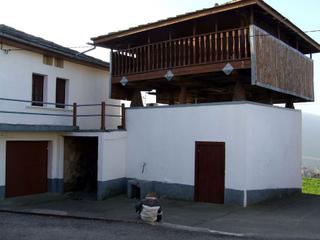 Casa a Valdés. Casa asturiana de piedra, hórreo, pajar y parcela de 2000 m2 a 5