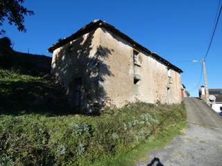 Casa a Valdés. Venta de casa de piedra con parcela de 2600 m2 y vistas al mar a