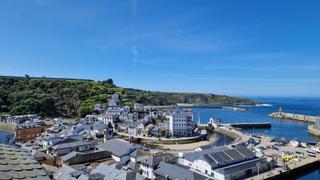 Casa a Valdés. Venta de casa de piedra con vistas al mar y puerto pesquero.