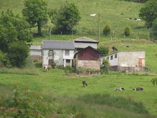 Casa en Valds. Venta de casa con hrreo, anexos y parcela zona de montaa.