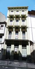 Casa en Valds. Venta de edificio distribuido en 3 viviendas ms bajo en el cent