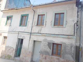 Casa adossada a Valdés. Venta de casa con terraza y vistas al mar y montaña a reformar.