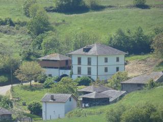 Casa en Valds. Casona asturiana en buenas condiciones con parcela de 3800 m2, b