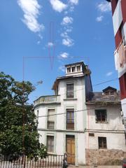Casa adossada a Valdés. Venta de singular casa de tres plantas con terraza