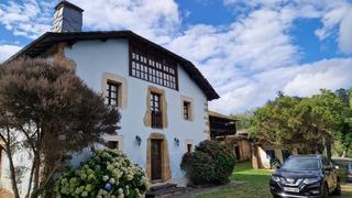 Casa in Valdés. Venta de casa de piedra con hórreo y parcela