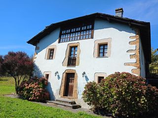 House in Valdés. Venta de casa de piedra con hórreo y parcela