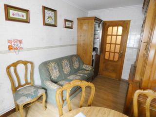 Miete Etagenwohnung in Valdés. Alquiler de piso de 2 dormitorios.