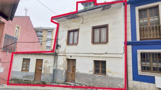 Casa adosada en Valdés. Venta de casa de 3 plantas para rehabilitar.