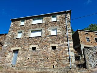 Maison à Illano. Venta de casa y anexos de piedra con fincas y montes en zona int