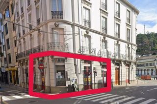 Lloguer Local Comercial a Valdés. Alquiler de local, céntrico, da a dos calles.