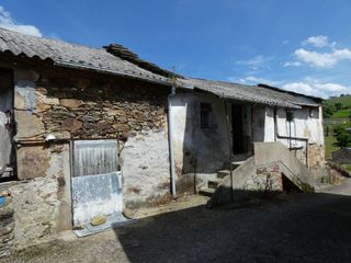 Casa a Valdés. Venta de casa y hórreo a reformar con parcela en zona de montaña