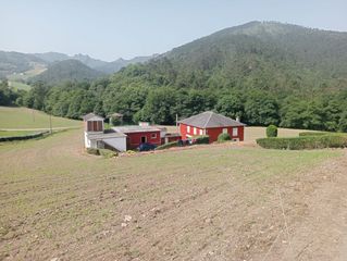 Casa a Valdés. Venta de casa, anexos y finca de 18541 m2.