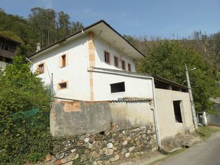 Maison à Valdés. Venta de casa de piedra, panera, anexos y finca de 400 m2.