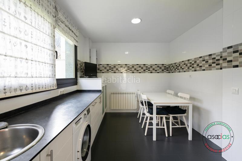 Foto 21f1c9ff-8c6d-4bc4-b949-1445e64b4d51. Casa pinzales,magnifico chalet seminuevo con preciosa parcela en Gijón
