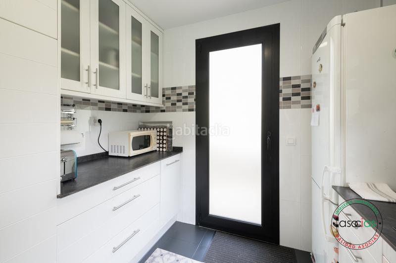Foto b33782a8-7138-43b2-af48-a55ad553a9c0. Casa pinzales,magnifico chalet seminuevo con preciosa parcela en Gijón