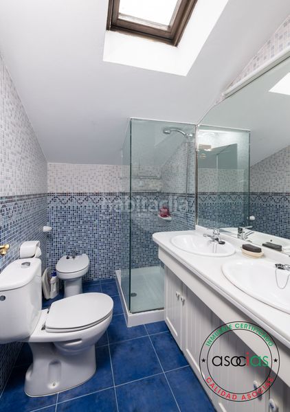 Foto 11f6e390-9d76-47b5-a938-3068bf2f03a3. Casa amb calefacció aparcament a Somió Gijón