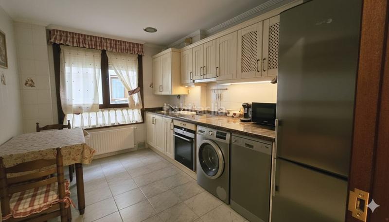 Foto c4970bc8-18fb-430b-8ef2-8dccb5dabdcd. Miete etagenwohnung mit parking in Centro Gijón