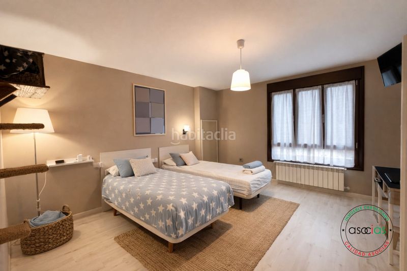 Foto 337cdeda-39ed-4d36-bae2-c31b7c7b8f6b. Casa adossada amb calefacció aparcament a Santa Marina - Polígono Mieres