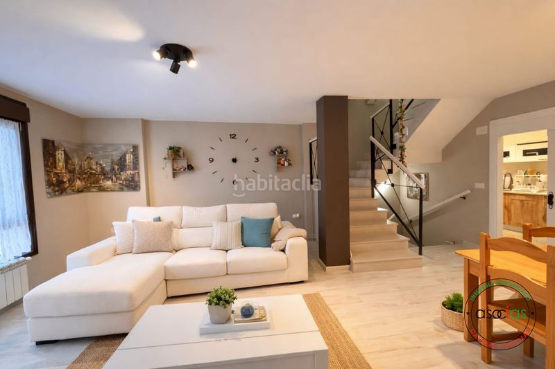 Foto 4b518654-b123-4b65-9436-89132f1e6ff8. Casa adossada amb calefacció aparcament a Santa Marina - Polígono Mieres