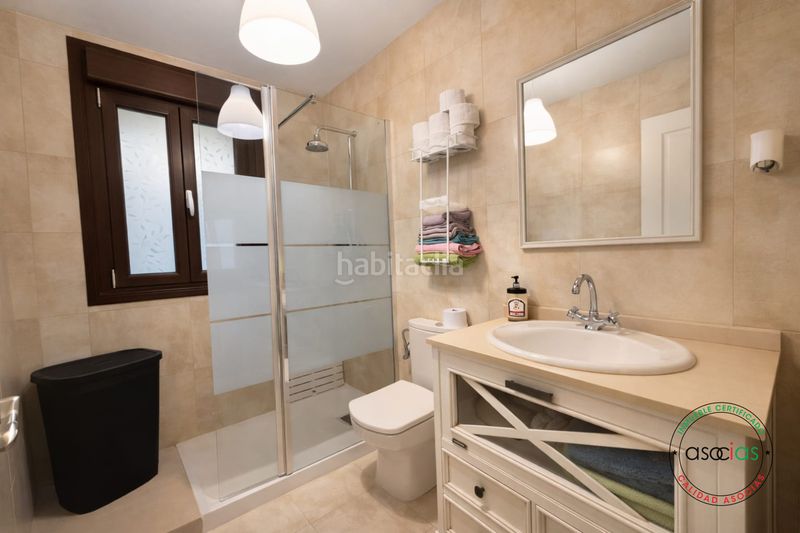 Foto 933c6590-bc8a-4ac0-aeba-0d4f59eb2aca. Casa adossada amb calefacció aparcament a Santa Marina - Polígono Mieres