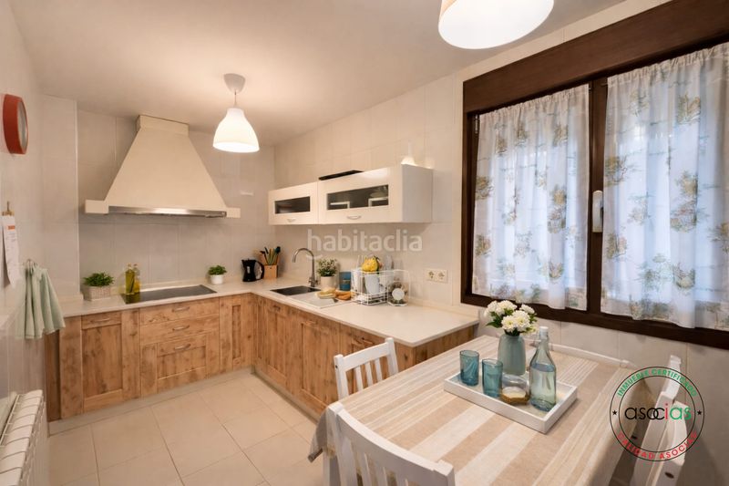 Foto fa2ac6f2-36f6-4fc0-bdff-f2bcbe15284c. Casa adossada amb calefacció aparcament a Santa Marina - Polígono Mieres