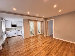 Rent Flat in Ceares. Jesuitas alquiler vacío reformado recientemente