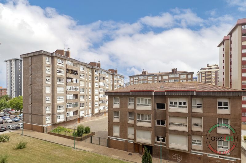 Foto bcfc8755-4201-405a-90d0-bdf42bd5fc93. Pis amb calefacció aparcament a El Polígono Gijón
