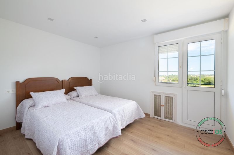 Foto f0919f3f-bf9d-4251-8a3f-f860f445acbc. Casa amb calefacció aparcament a Cabueñes Gijón