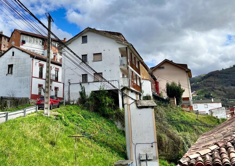 Foto e0dccf7b-e546-4d27-8177-f056bf4ba3b2. Edificio oportunidad única de inversión en el corazón de asturias! en Aller