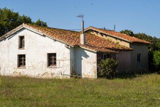 Mas à Somió. Distrito24 pone en venta somió  finca llana con vivienda para re