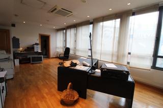 Office space in Ciudad Naranco - Prados de La Fuente. Oficina en venta en centro, 4 dormitorios.