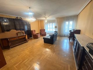 Pis a Cangas del Narcea. Piso en venta en centro, 5 dormitorios.