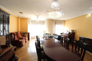 Pis a Cangas del Narcea. Piso en venta en centro, 5 dormitorios.
