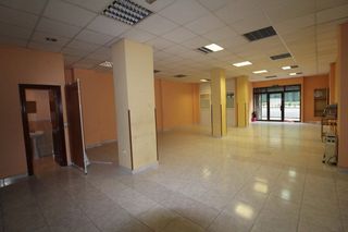 Local Comercial  Hermanos menendez pidal. Local com. en venta en centro.