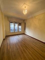 Rent Flat in Casco Histórico. Piso en alquiler en centro, 5 dormitorios.