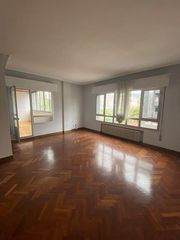 Rent Flat in Plaza de América. Piso en alquiler en centro, 5 dormitorios.