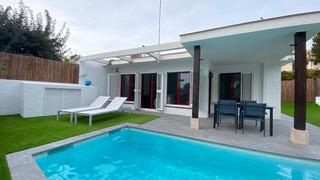 Location Maison à Vallpineda - Rocamar. Casa-bungalow con jardin y piscina privada.