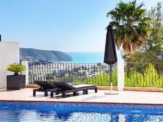Casa a Casco Urbano. Villa de lujo en venta con piscina y vistas al mar en la zona de