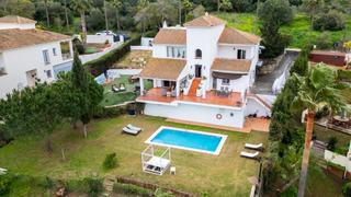 Casa en Sotogrande Alto. Chalet de 5 dormitorios con piscina y vistas panorámicas en zona