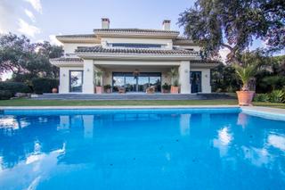 Casa en Sotogrande Alto. Villa reformada con vistas panorámicas en sotogrande alto