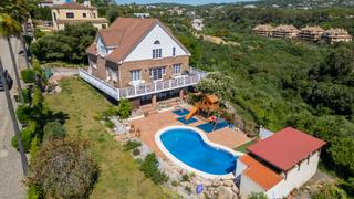 Haus in Sotogrande Alto. Villa de estilo alpino con vistas panorámicas en sotogrande alto
