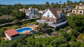 Casa a Sotogrande Alto. Villa de estilo alpino con vistas panorámicas en sotogrande alto