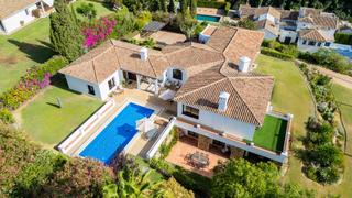Casa a Sotogrande Costa. Villa en 2 línea de golf en kings  queens  sotogrande costa