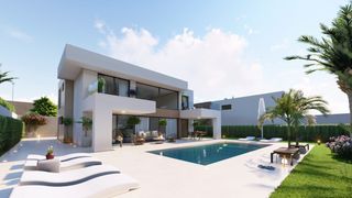 Casa en El Castillo. Villa a 200 metros del mar en la duquesa, manilva
