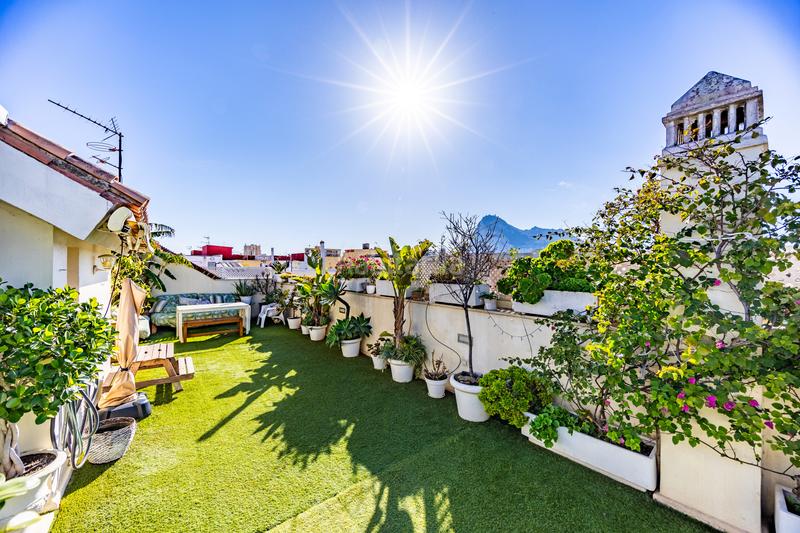 Foto e47305d4-2701-4c12-b5b6-e05f694f45c1. Ático  dúplex con vistas panorámicas en el centro de la línea en Línea de la Concepción (La)